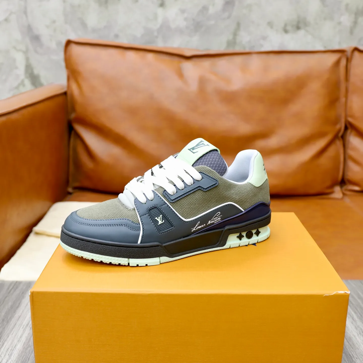 Ex-factory price: 780💰Original development, quality shipping, welcome to compare ❥❥❥❥❥❥LV sneaker series LV Trainer Maxi sneakers introduce the loose silhouette of the ready-to-wear series into the LV Trainer sneaker design written by Virgil Abloh, making an eye-catching appearance in the spring and summer men's wear shows. The cow leather upper is combined with rough fabric laces, and colorful beading highlights the brand's classic elements. LV letters mark the tongue and Monogram floral outsole. Mixed materials Made of first-layer cowhide, wrapped in imported custom-printed denim, thick shoelace design, large Monogram print on the side, "lv 54" badges on the tongue and heel, rubber outsole decorated with Monogram flowers, mesh lining and cotton feet, the comfort is as extreme as ever, premium heritage, quality first, worth owning! Size: 35-40 for women, 39-44 for men (custom-made sizes 38 and 45 are non-refundable)